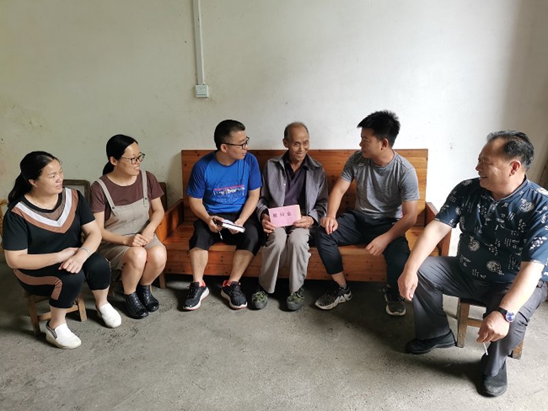 银发时代的温暖：老年人关爱现状与未来